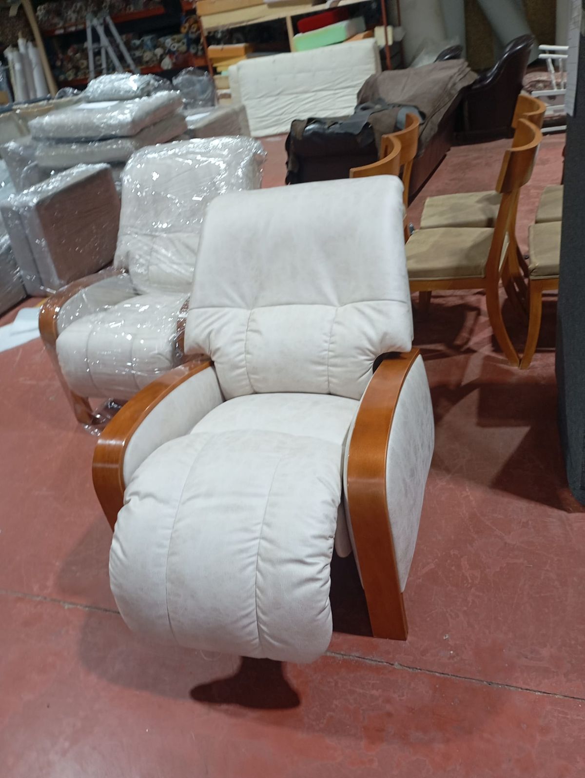 Butaca de brazos de madera retapizada en tela blanca