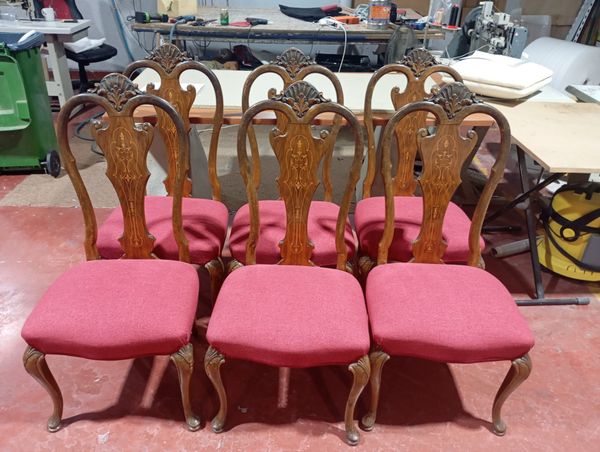 Tres sillas de comedor de madera tallada retapizadas en rosa