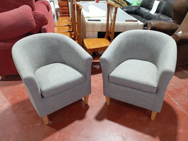 Pareja de butacas tipo tonel retapizadas en tela gris