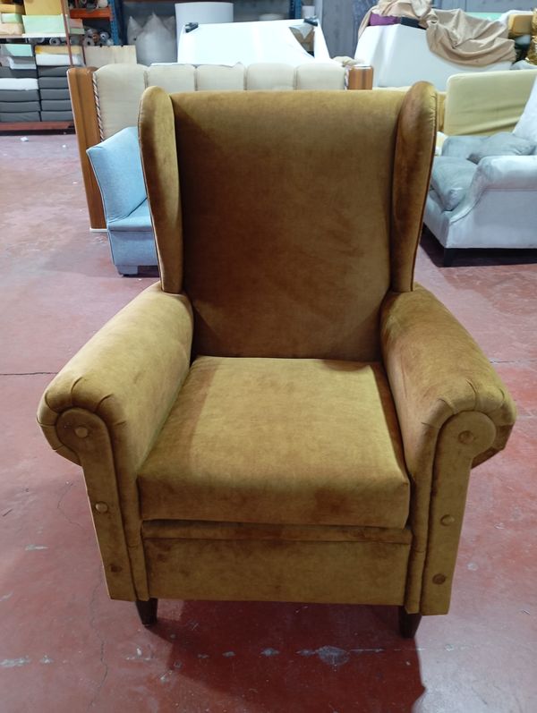 Sillón orejero retapizado en terciopelo amarillo mostaza