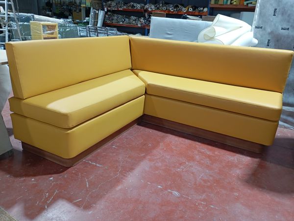Bancada rinconera de hostelería tapizada en amarillo