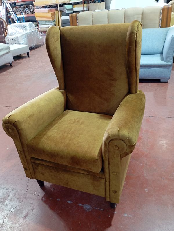 Sillón orejero con orejas retapizado en terciopelo verde oliva