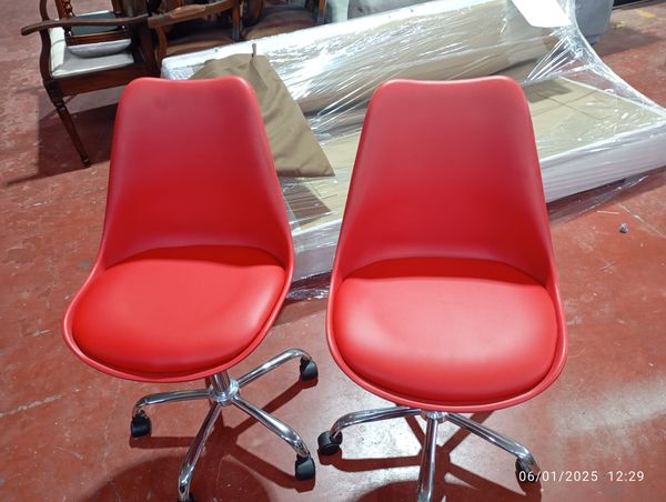 Dos sillas de oficina con ruedas retapizadas en rojo