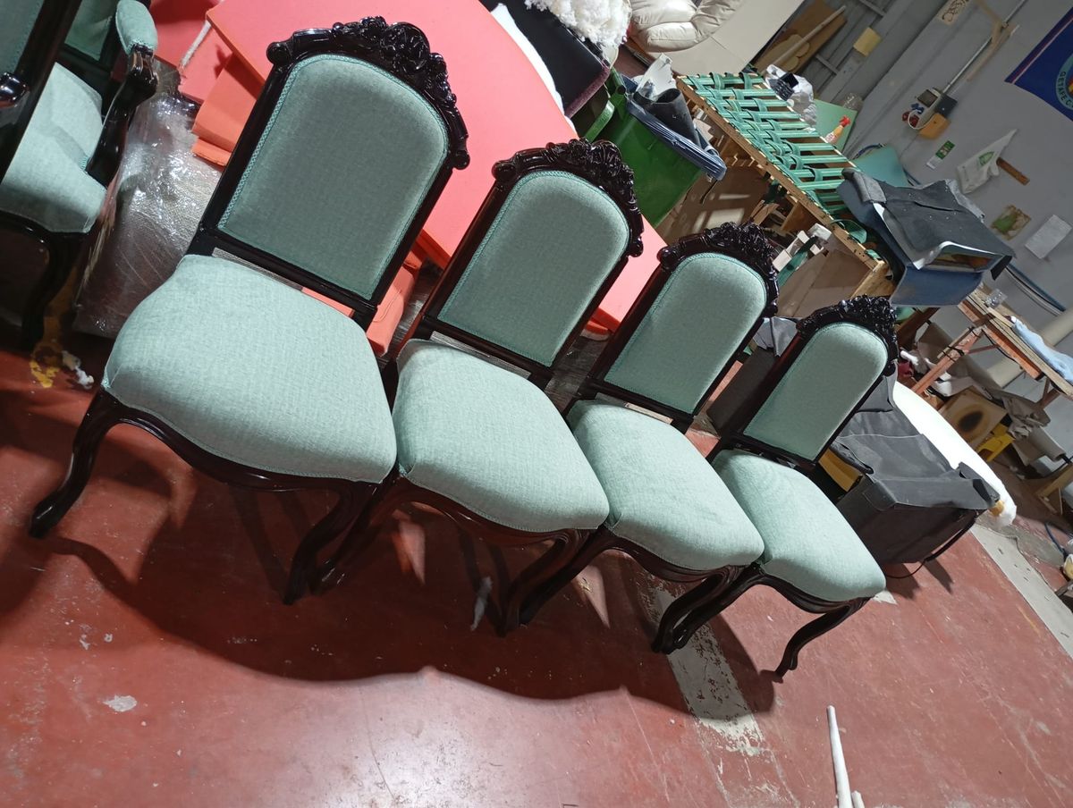 Tapizar sillas de comedor: cuatro sillas de respaldo tallado retapizadas en verde agua