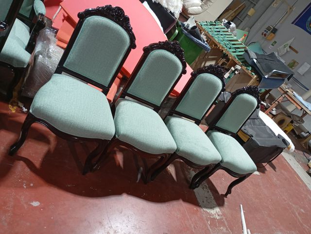 Tapizar sillas de comedor: cuatro sillas de respaldo tallado retapizadas en verde agua