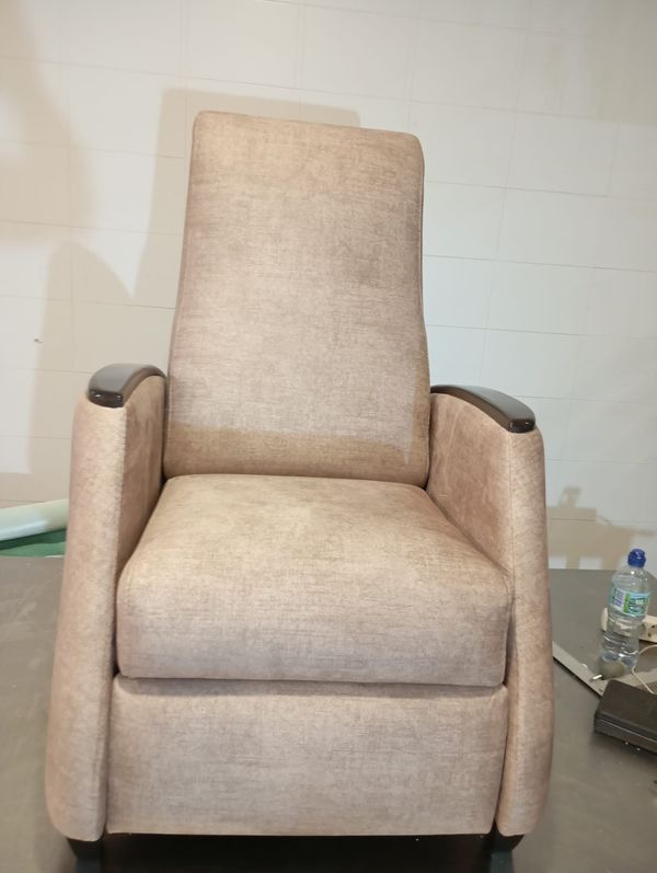 Sillón relax de respaldo alto retapizado en tela beige