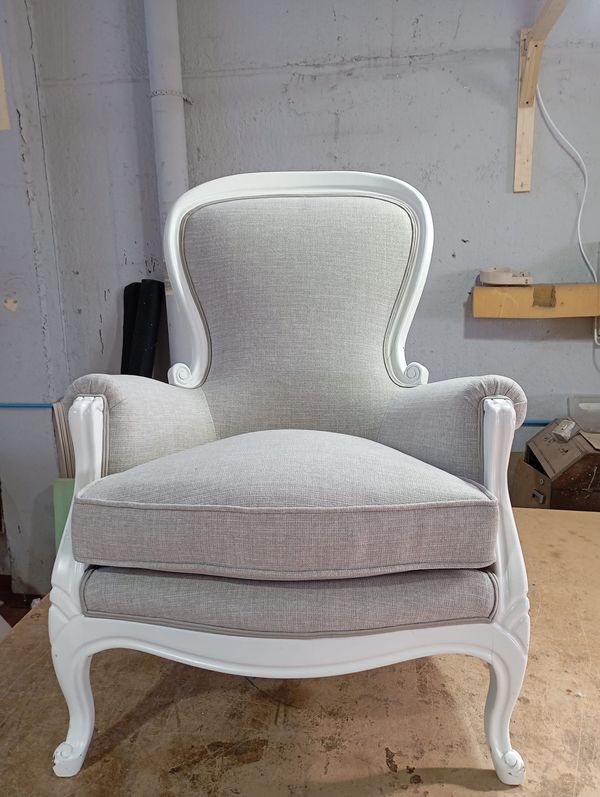 Butaca de estilo clásico con madera lacada en blanco y tela gris