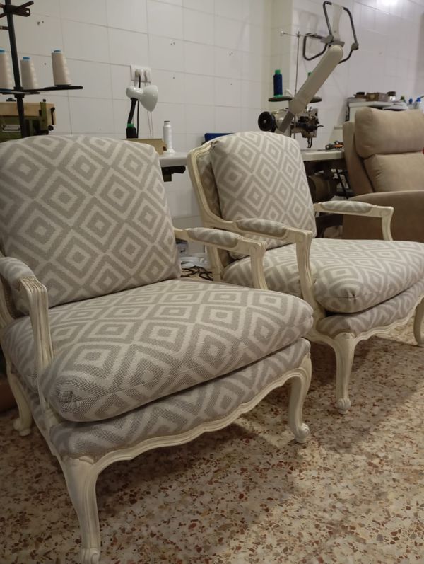 Butacas de madera clara retapizadas en tela de rombos