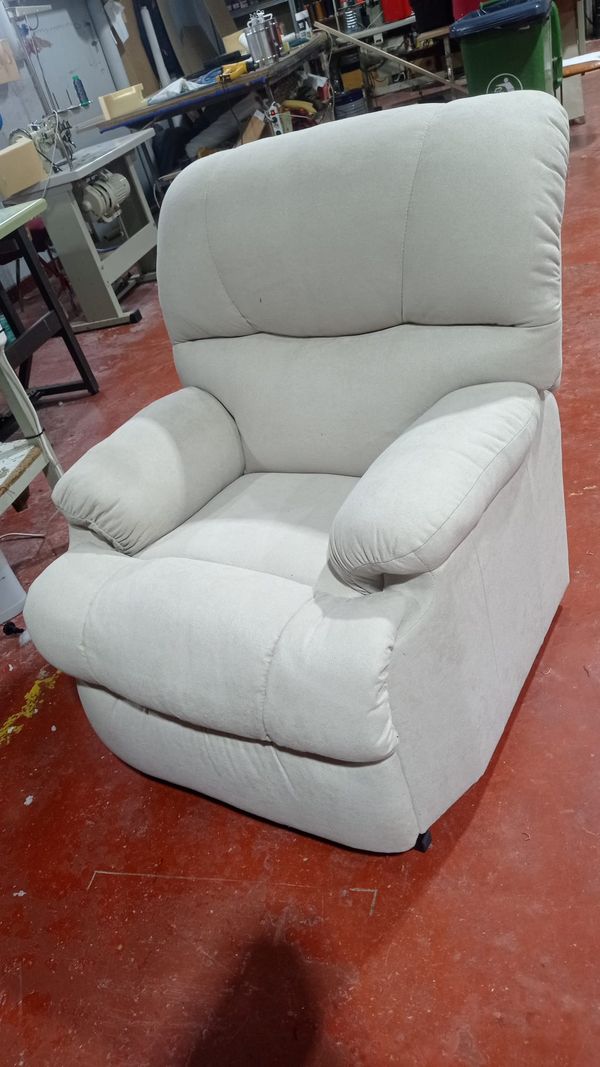 Sillón relax retapizado en tela blanca