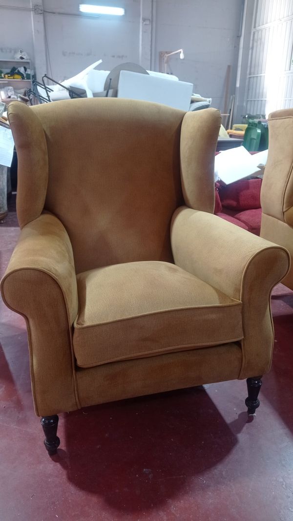 Sillón orejero retapizado en tela marrón claro