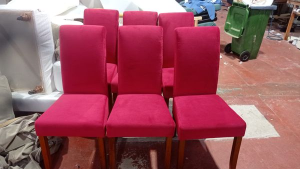 Seis sillas de comedor retapizadas en tela fucsia