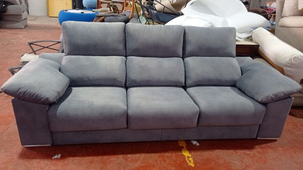 Sofá de tres plazas con cabezales tapizado en tela gris