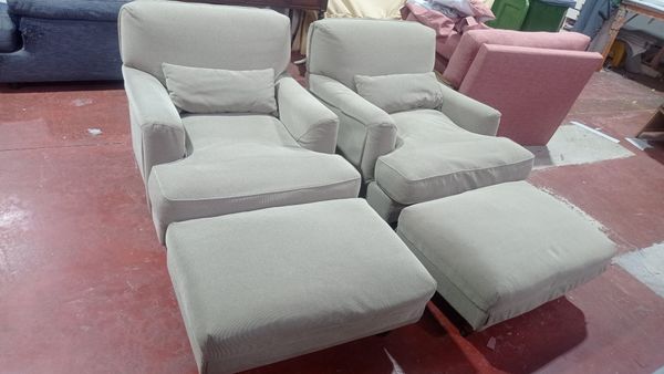Sofá con chaise longue tapizado en tela clara